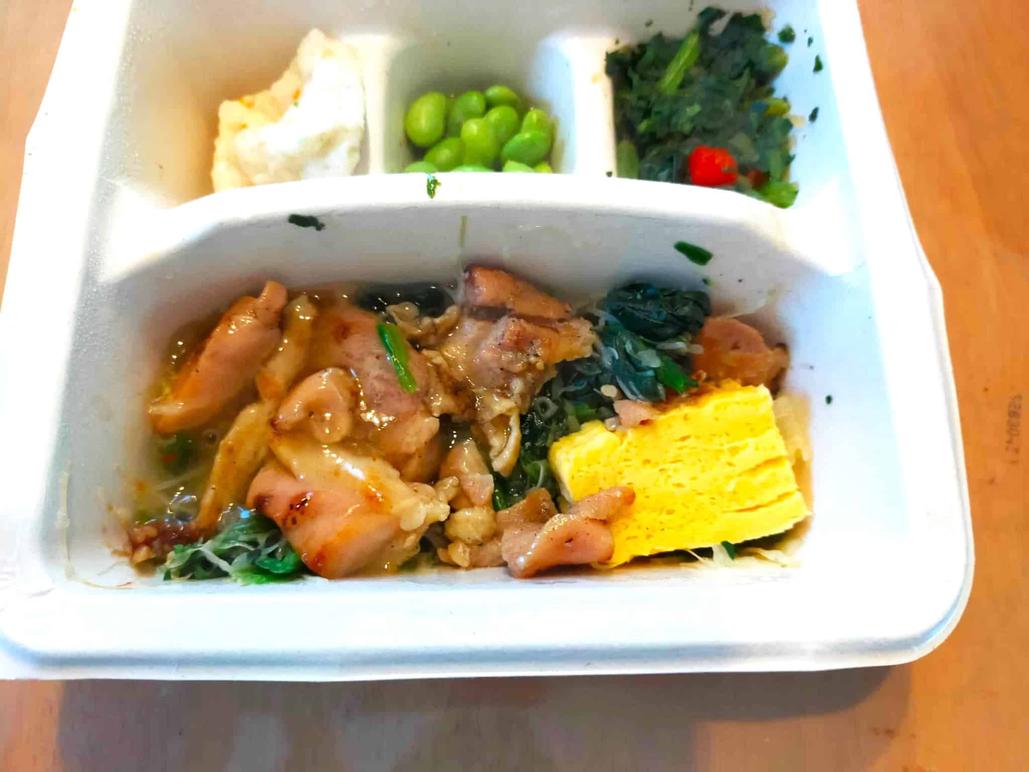 ナッシュ(nosh)の鶏もも肉の炭火焼を含むバランスの取れた弁当 (2024年11月終売）。