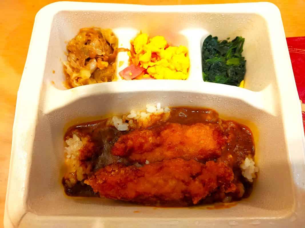 ナッシュ(nosh)とCoCo壱番屋のコラボ商品『バターチキンカレー』が盛り付けられた容器