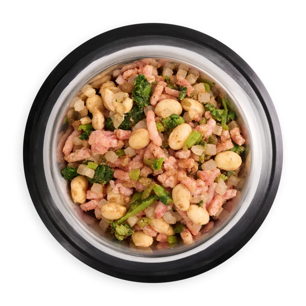ナッシュドッグ総合栄養食「豚もも肉と大豆野菜」。高たんぱくで低脂質の豚もも肉に大豆と彩り野菜を合わせたドッグフード。