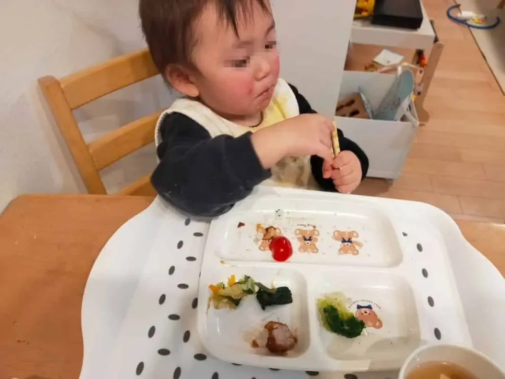 ナッシュのメニューからブロッコリーを取り分けて食べる子どもの様子