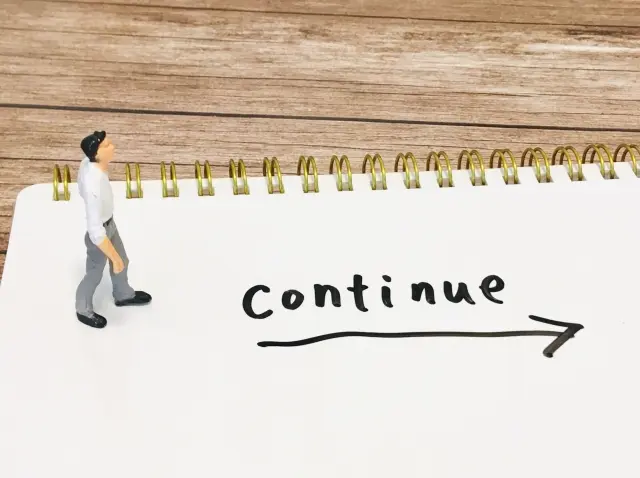 ダイエット中に不安になりながらも続けることを表したイメージ