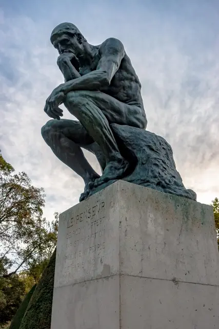 ダイエットがうまくいかず原因を考え込む男性のイメージ