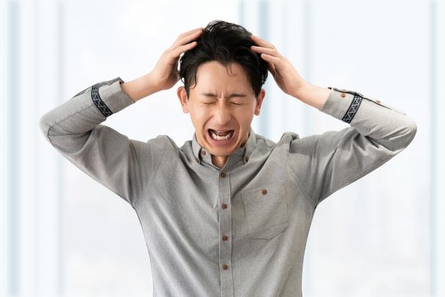 ダイエットで体重が減り始めて不安になっている男性