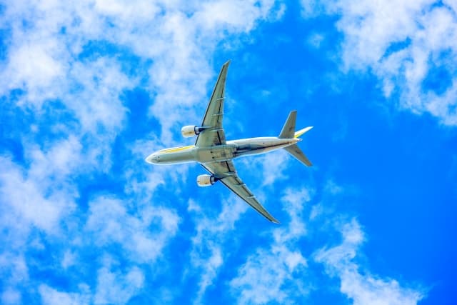 noshとANA協働で北海道・沖縄の送料値下げをイメージさせる飛行機の写真