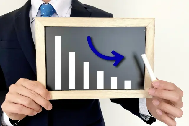 下がり続けるグラフを示す画像