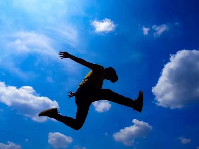 ダイエットで危険な行動を避けて前に進むイメージ