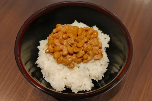 納豆をのせた白ごはん。食べ過ぎを防ぐために満足感を得られるシンプルな健康食