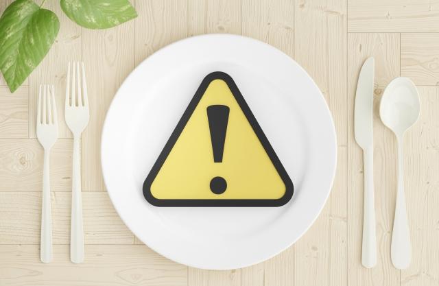 ナッシュダイエット中に食事量を減らしすぎて空腹がつらくなったことを警告するイメージ